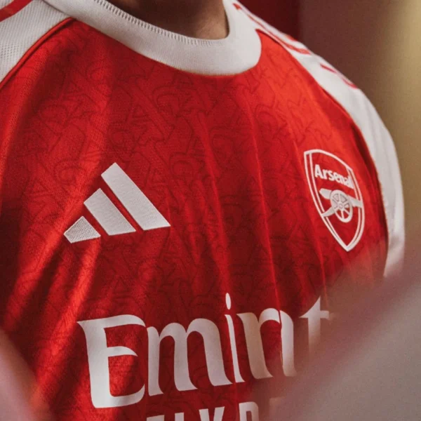 ⁦قميص أرسنال الأساسي 2025/2026⁩ - الصورة ⁦2⁩